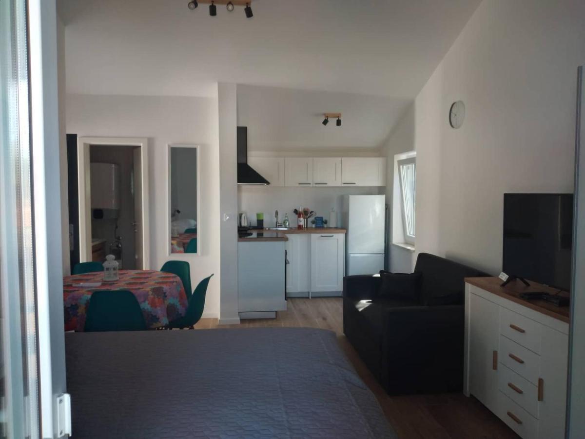 Apartmani Luni Premantura Eksteriør billede