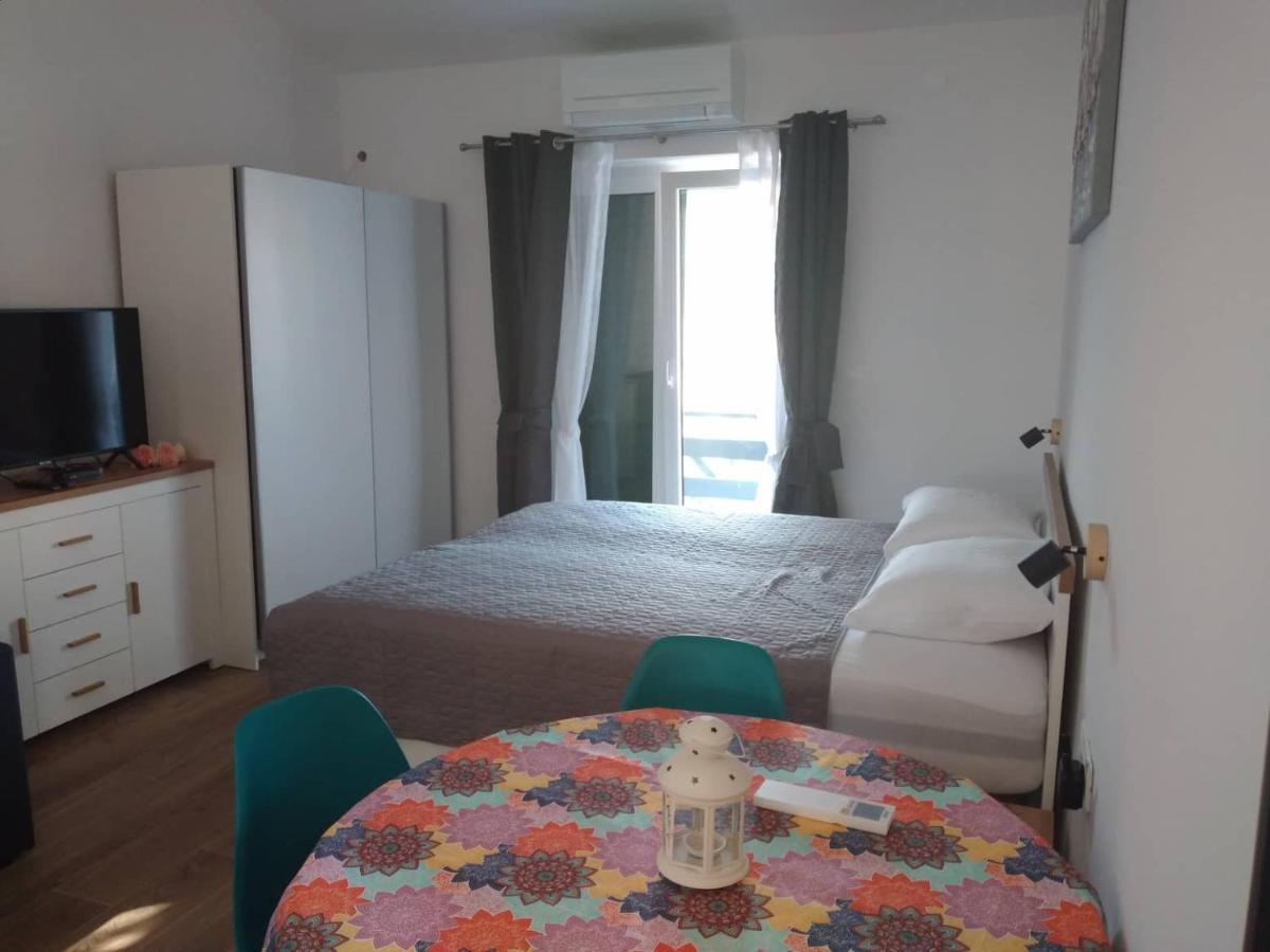 Apartmani Luni Premantura Eksteriør billede