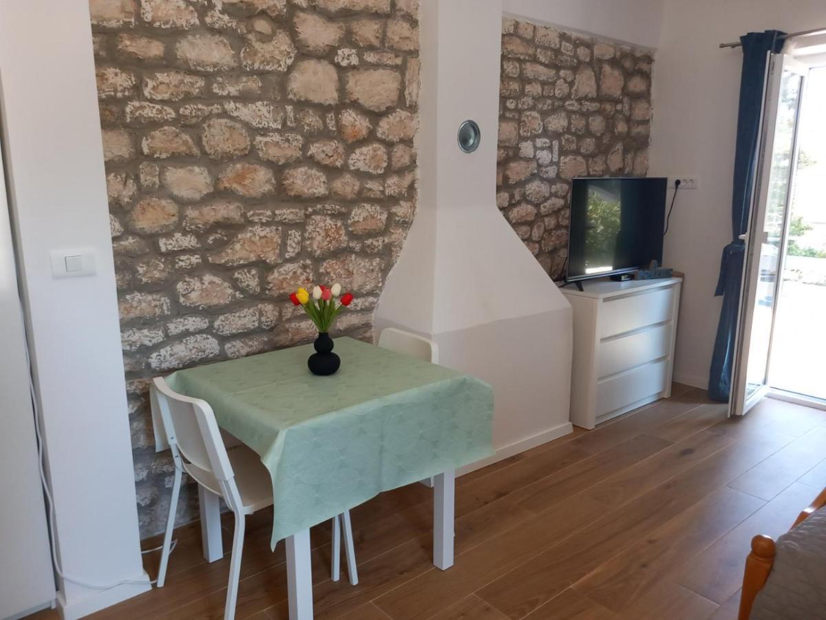 Apartmani Luni Premantura Eksteriør billede
