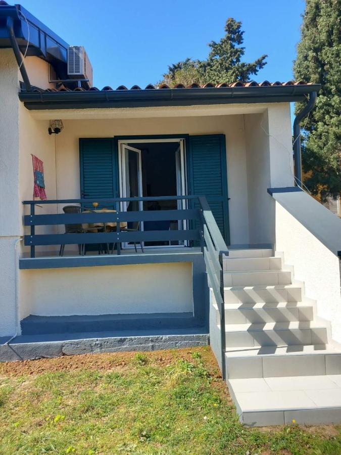 Apartmani Luni Premantura Eksteriør billede